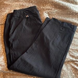 Black cropped pants (Dia box)